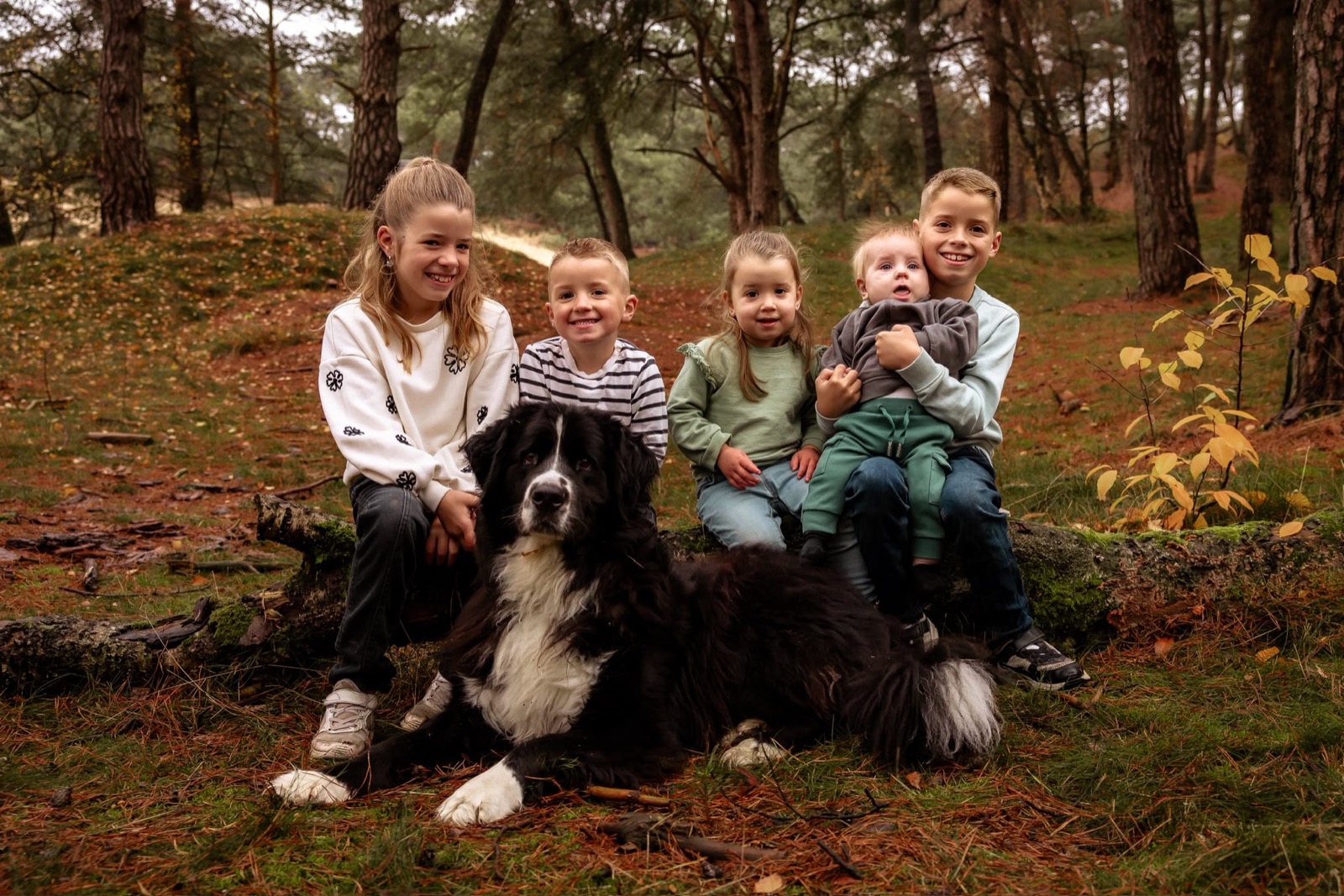 De vijf kinderen samen met de hond