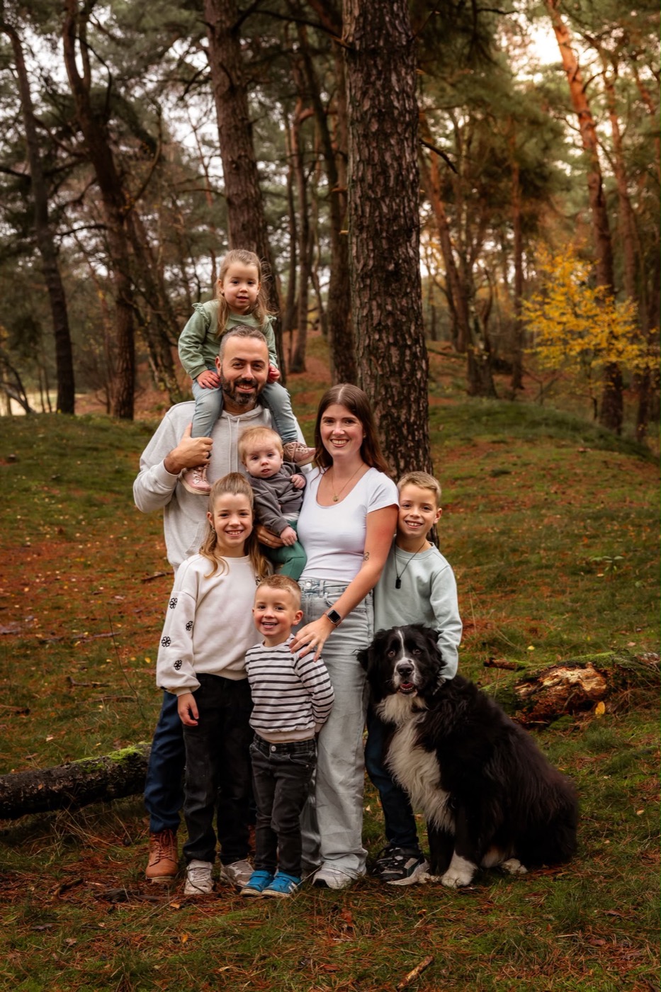 Familieportret van Jennifer, Boi en hun vijf kinderen